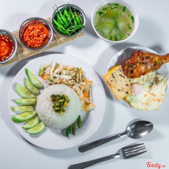 cơm đùi gà chả trứng 