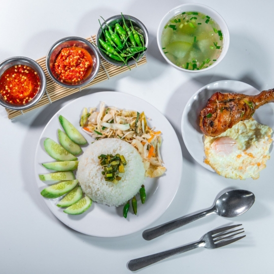 Cơm đùi gà, trứng